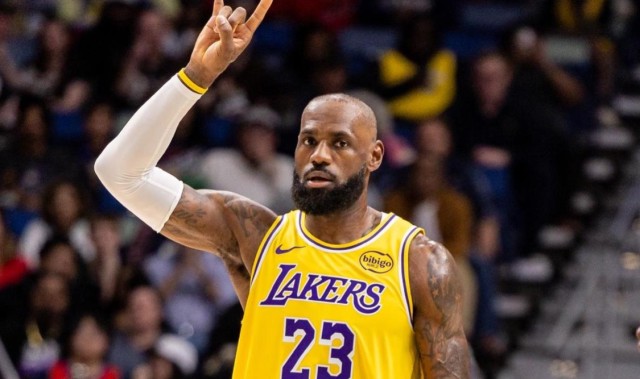 詹姆斯防守篮板超科比大腿！41岁30分场次联盟第二！